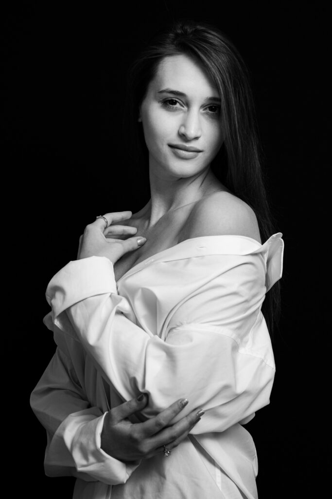 portret alb-negru femeie studio camasa alba fundal negru melancolica seducatoare