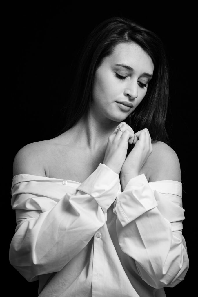 portret alb-negru femeie studio camasa alba fundal negru melancolica seducatoare